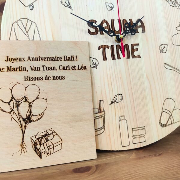 Dovana - pirties laikrodis su sveikinimo tekstu ant medinės atvirutės