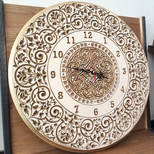 Raštuotas sieninis laikrodis