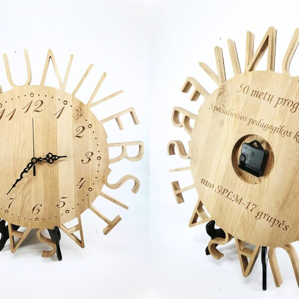 Studentų dovana universitetui - medinis sieninis laikrodis su tekstu