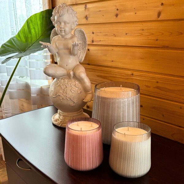 Didelių sojų vaško žvakių stikliniuose induose rinkinys