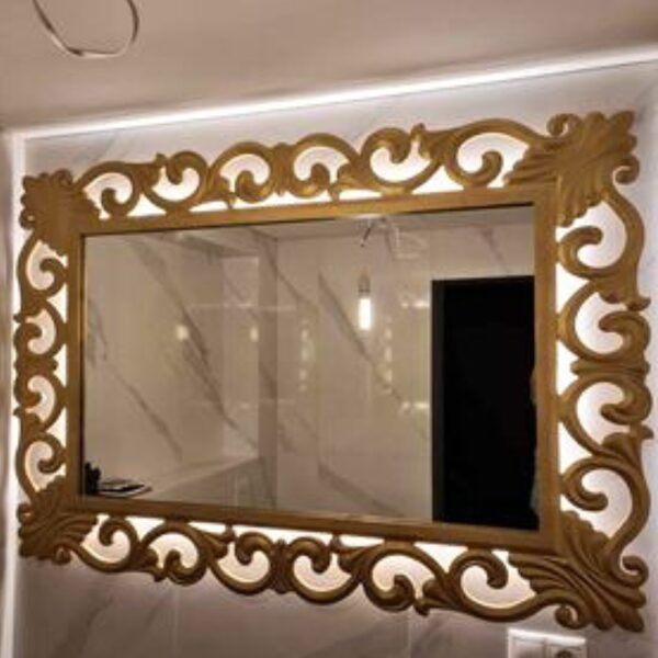 Vonios kambario veidrodis su mediniu rėmu