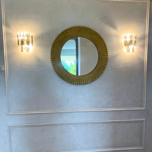 Veidrodis su apvaliu mediniu rėmu