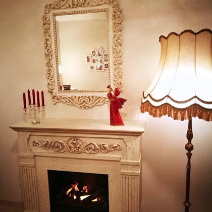 Veidrodis su mediniu rėmu