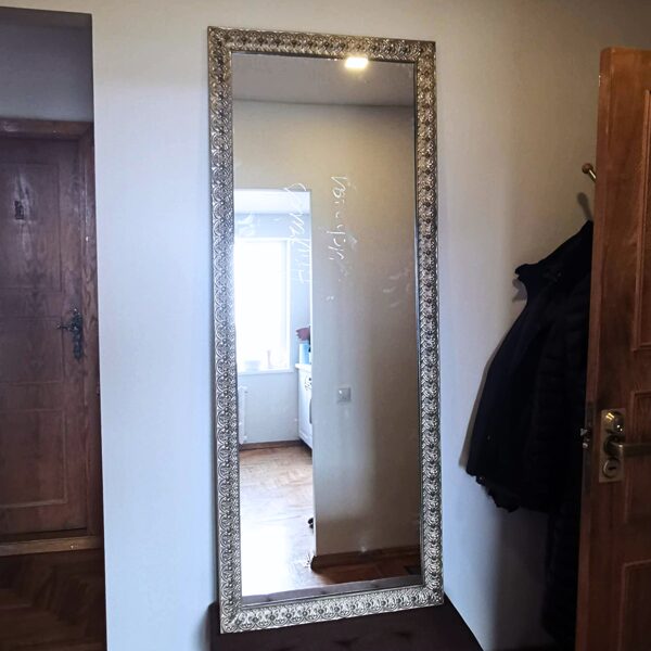 Prieškambario veidrodis su mediniu rėmu