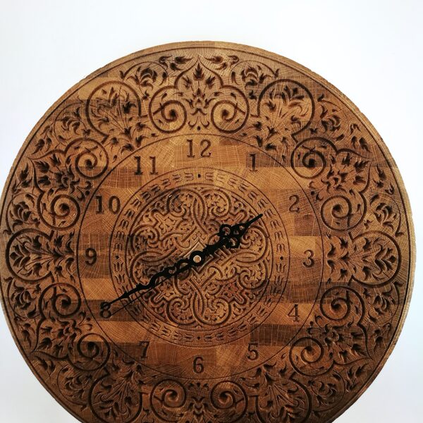 Medinis raštuotas sieninis laikrodis