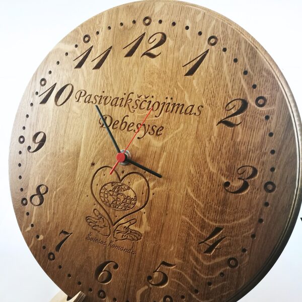Medinis sieninis laikrodis su pavadinimu ir logotipu