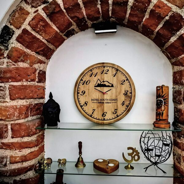Medinis sieninis laikrodis viešbučiui