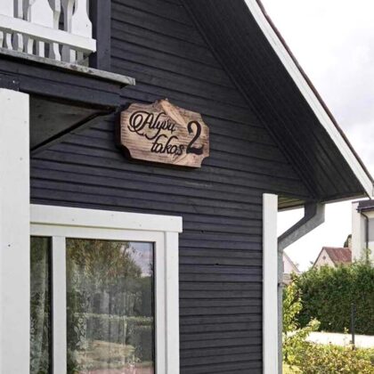 Ąžuolinė dekoracija su gatvės pavadinimu ir namo numeriu