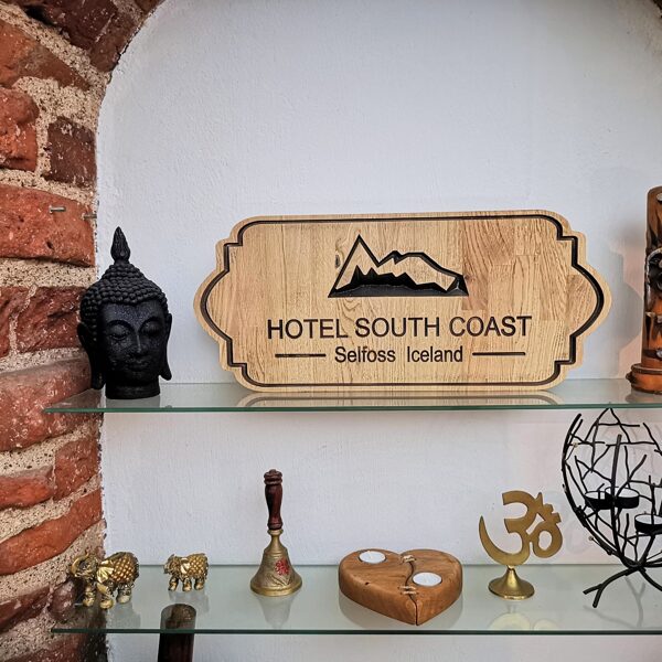 Medinė iškaba viešbučiui