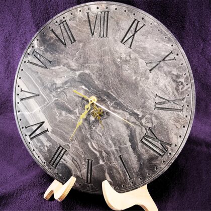 Medinis sieninis laikrodis