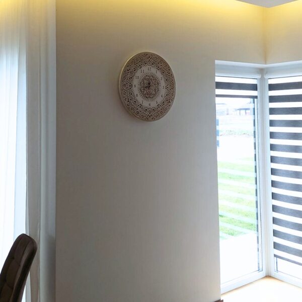 Raštuotas sieninis laikrodis