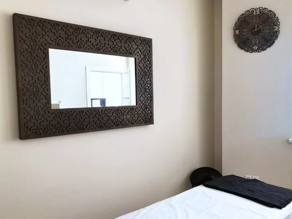 Ažūrinio rašto veidrodis ir laikrodis masažo kabinete