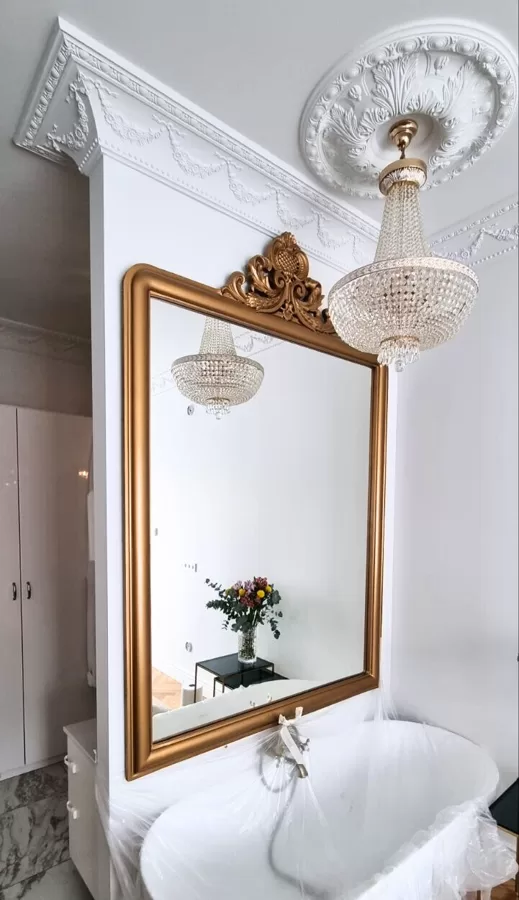 Miegamojo veidrodis su mediniu rėmu