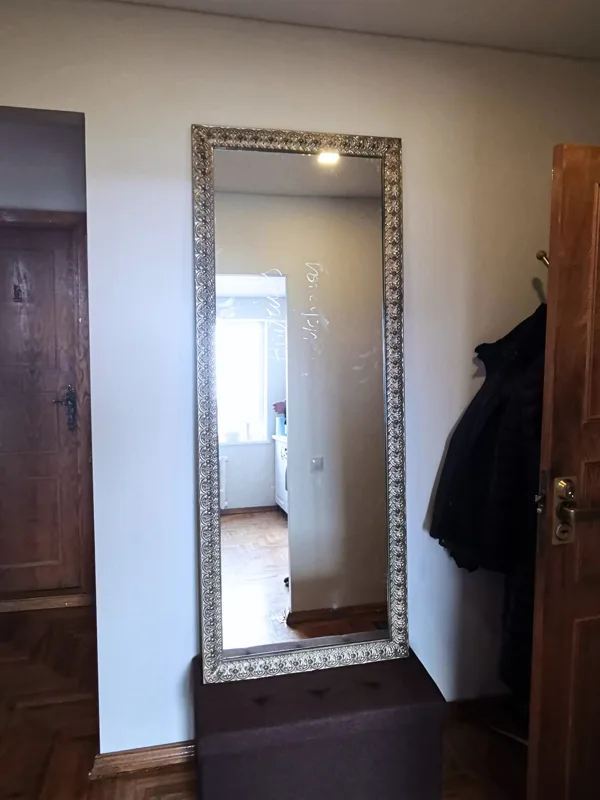 Prieškambario veidrodis su mediniu rėmu