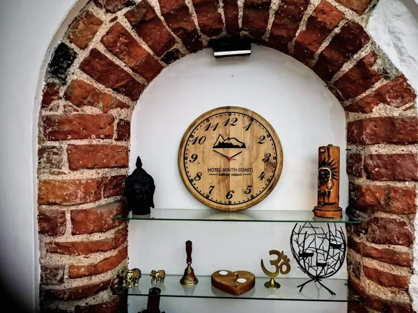 Medinis sieninis laikrodis viešbučiui